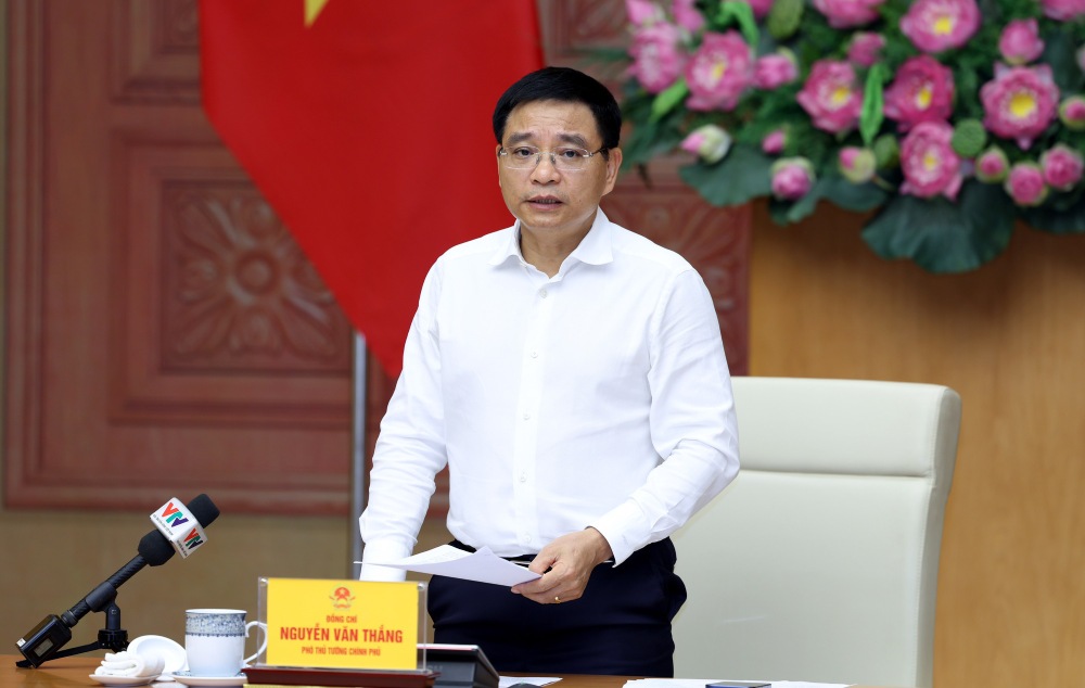 Member of the Party Central Committee, Deputy Prime Minister Nguyen Van Thang requested the Ministry of Construction to direct transport businesses to reduce fares accordingly when fuel costs decrease. Photo: VGP