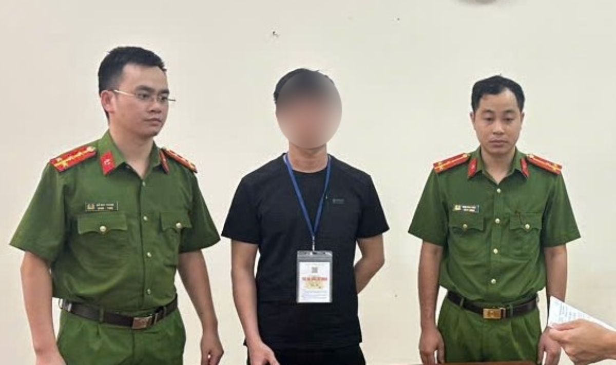 Cơ quan Cảnh sát điều tra công bố quyết định khởi tố Vũ Ngọc Ánh. Ảnh: Công an Ninh Bình
