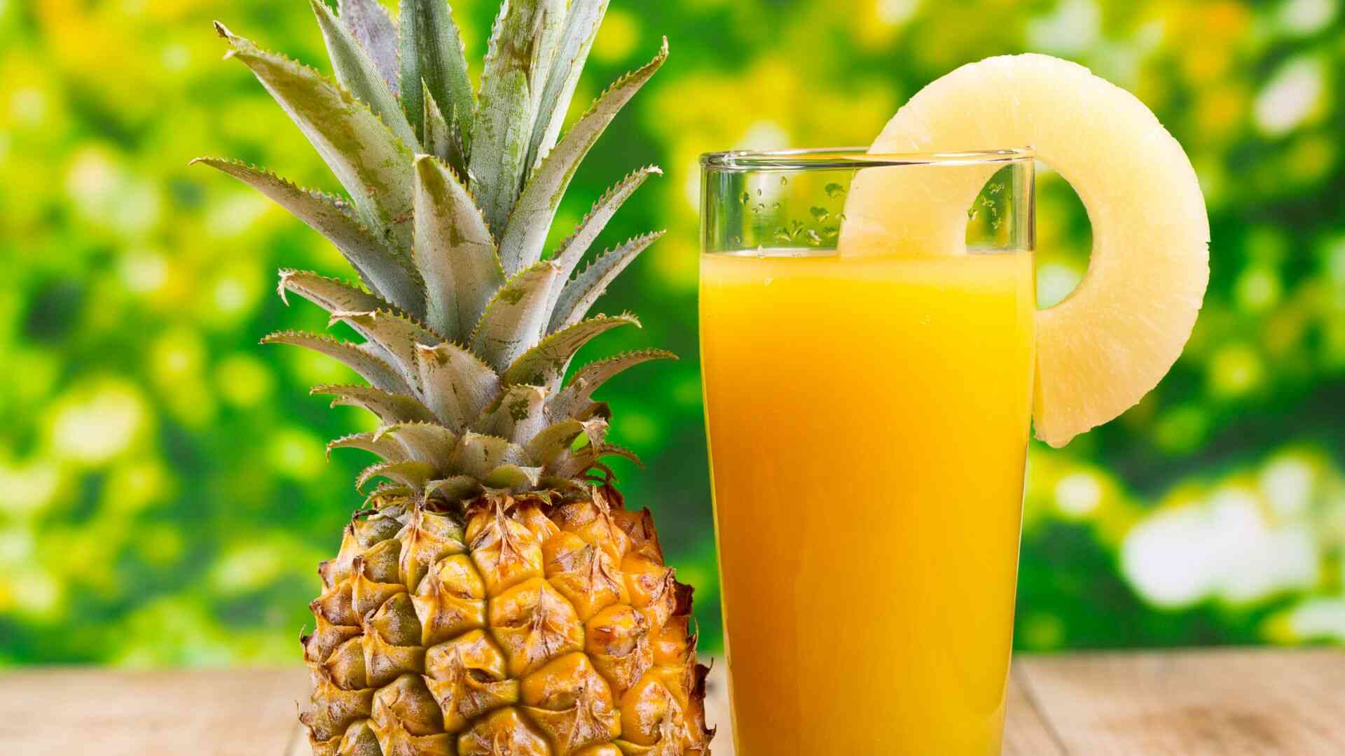 Using fresh pineapple juice helps provide vitamin C and bromelain enzyme, supporting the digestive system and increasing natural collagen production. Photo: Canva