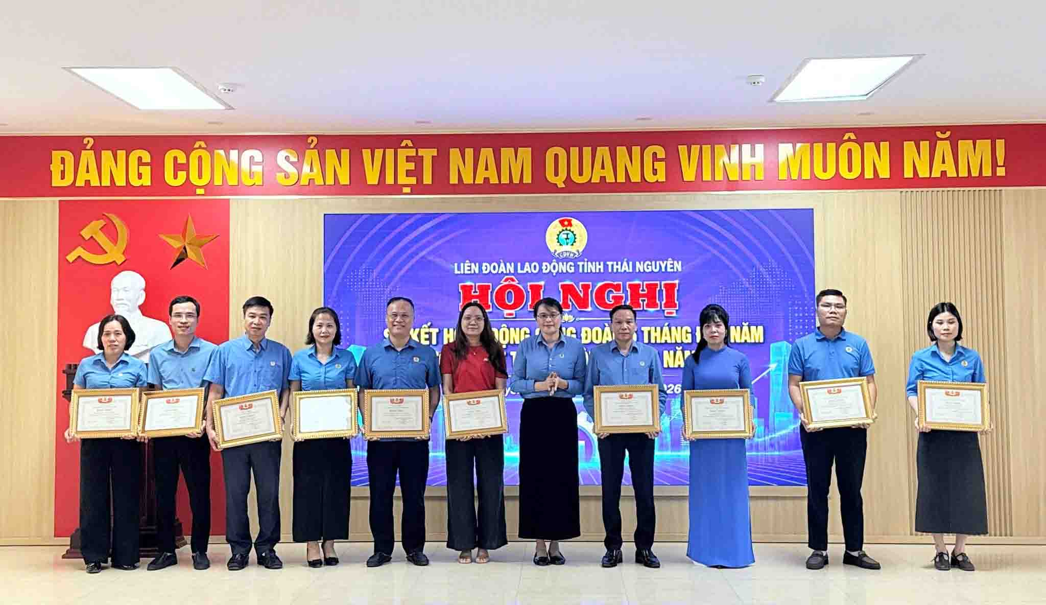 Lãnh đạo LĐLĐ tỉnh Thái Nguyên trao bằng khen cho các cá nhân có thành tích hoạt động Tháng Công nhân 2026. Ảnh: LĐLĐ tỉnh Thái Nguyên.