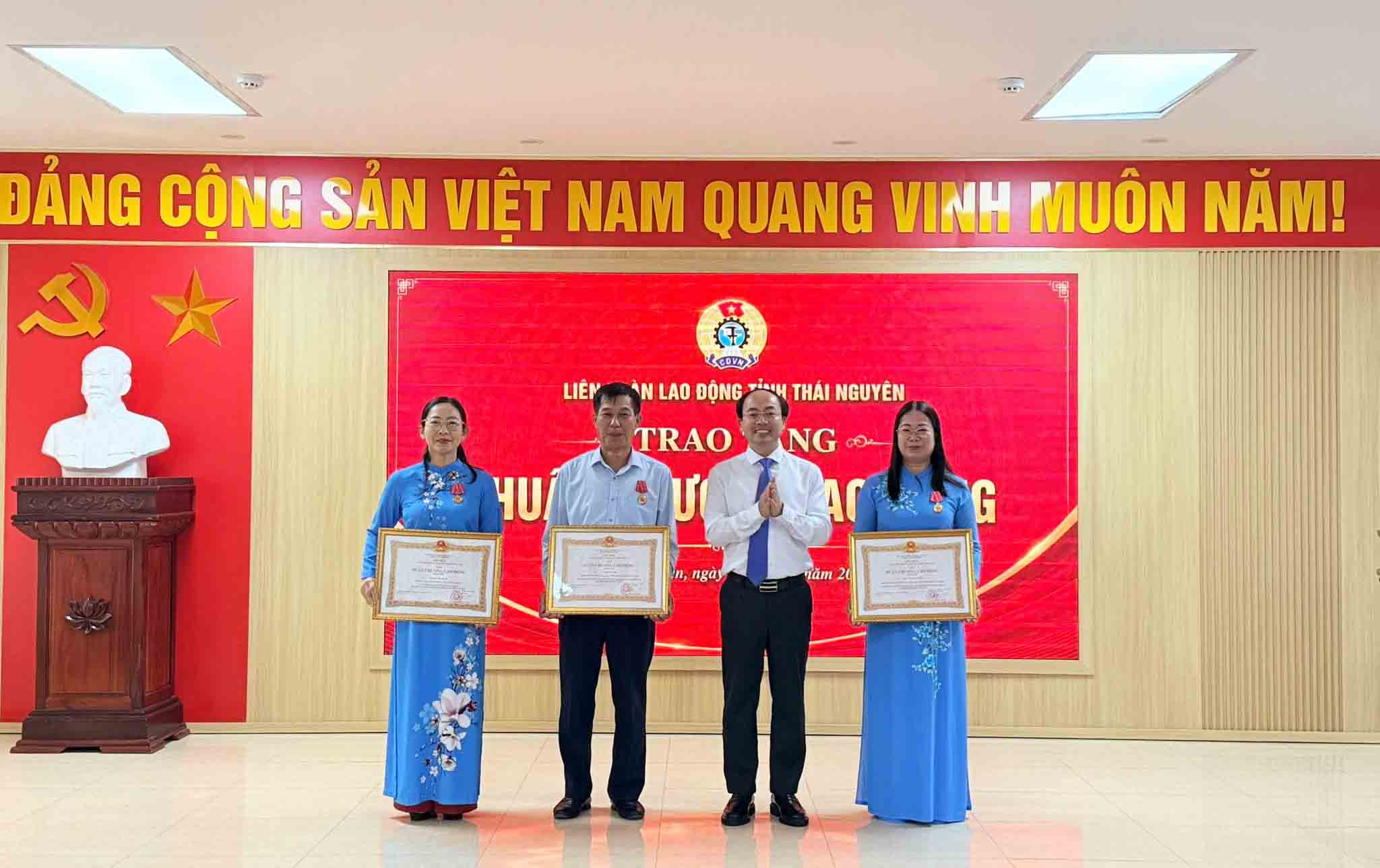 Los líderes del Comité Provincial del Partido de Thái Nguyên entregan la Medalla de Trabajo de Segunda Clase a individuos. Foto: Federación Laboral de Thái Nguyên