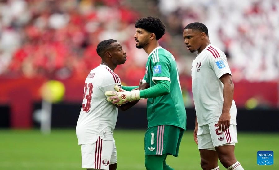 Assim Madibo (left) is suspended by FIFA for 5 matches. Photo: Xinhua