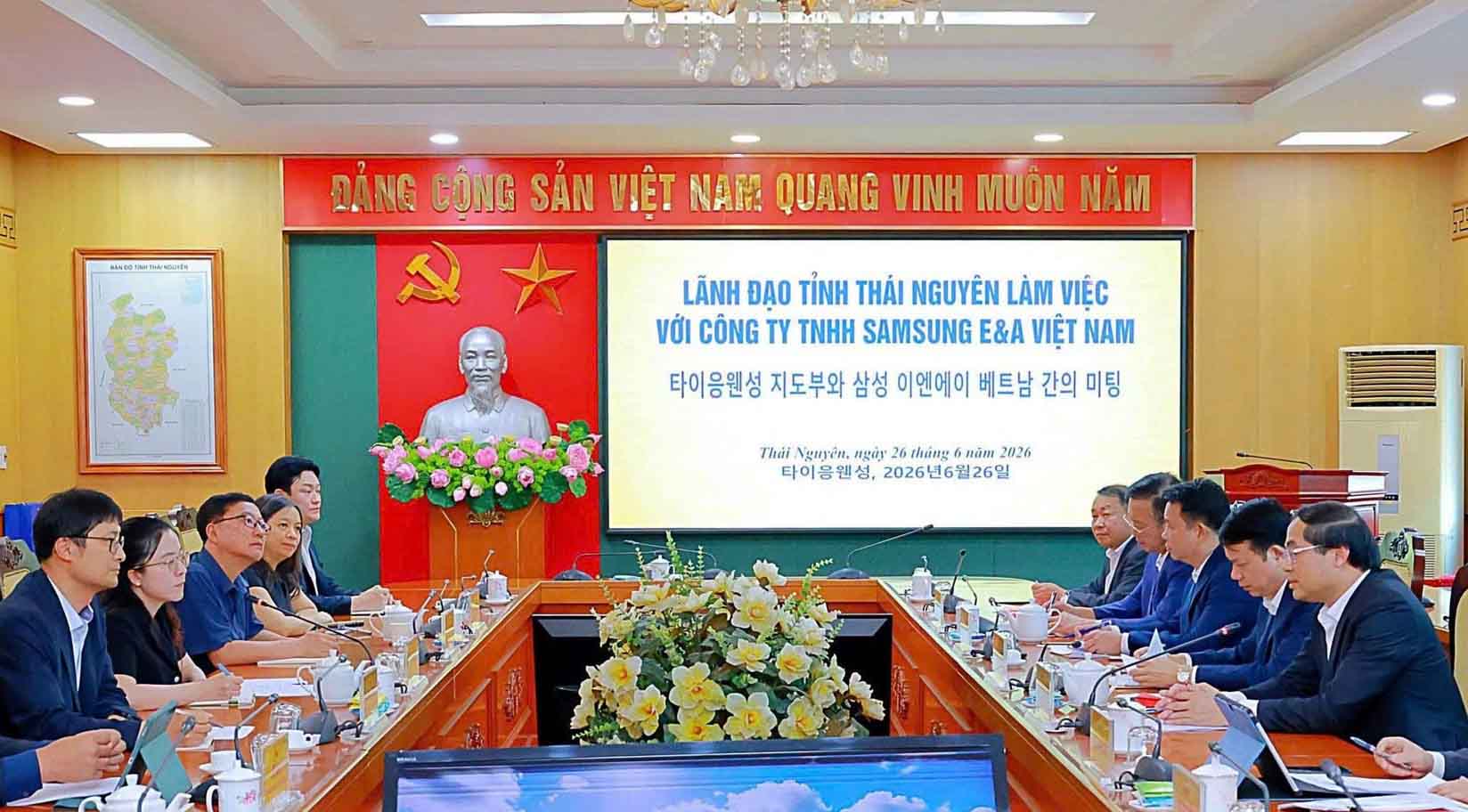 Bí thư Tỉnh ủy Thái Nguyên Trịnh Xuân Trường làm việc với Công ty TNHH về đầu tư các dự án cấp nước sạch trên địa bàn. Ảnh: Thái Nguyên GOP.
