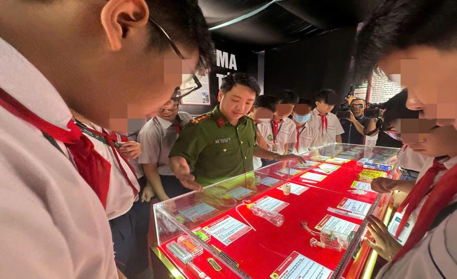 Students of Nguyen Thanh Tuyen Elementary School (Tan Son Hoa ward) are guided by police officers on how to identify drugs, understand the harmful effects and how to prevent them through a visual and vivid model. Photo: Tan Son Hoa Ward