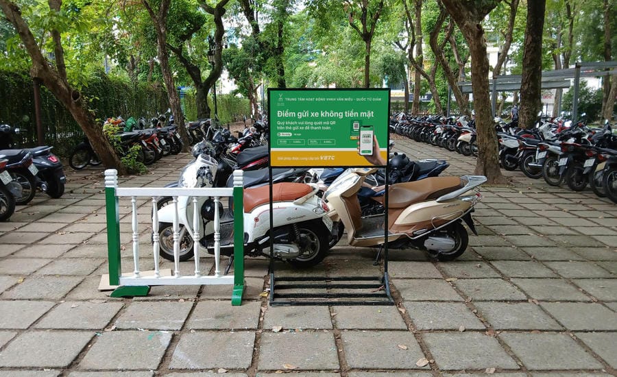 Hanoi promotes the digitization of parking lots, transparency in parking fees. Photo: VETC