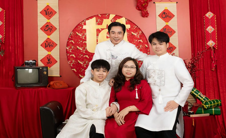 Mrs. Pham Thi Ha's family. Photo: Character provided