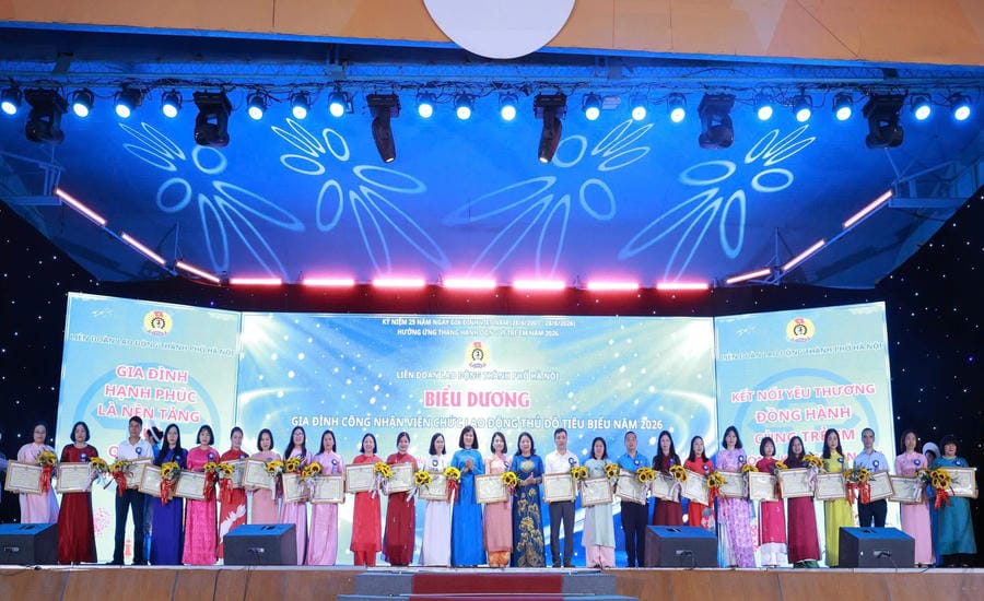 Hanoi City Labor Federation organizes commendation and honoring of 100 typical families of workers and employees of the Capital in 2026. Photo: Ngoc Anh