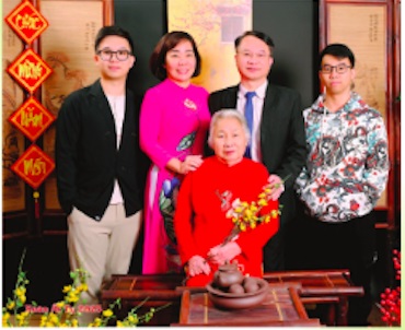 Mr. Nguyen Xuan Thuy's family. Photo: Character provided