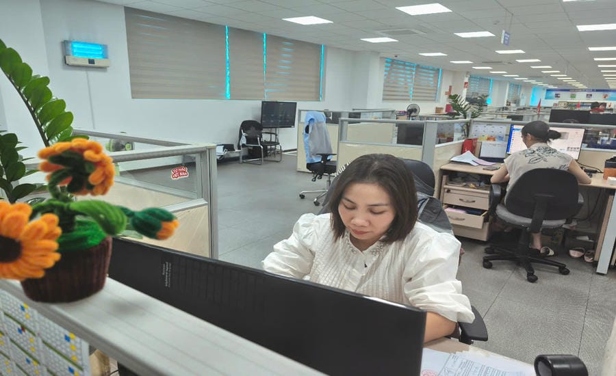 Ms. Nguyen Thi Thao, employee of ELENTEC Vietnam Co., Ltd. during working hours. Photo: Character provided