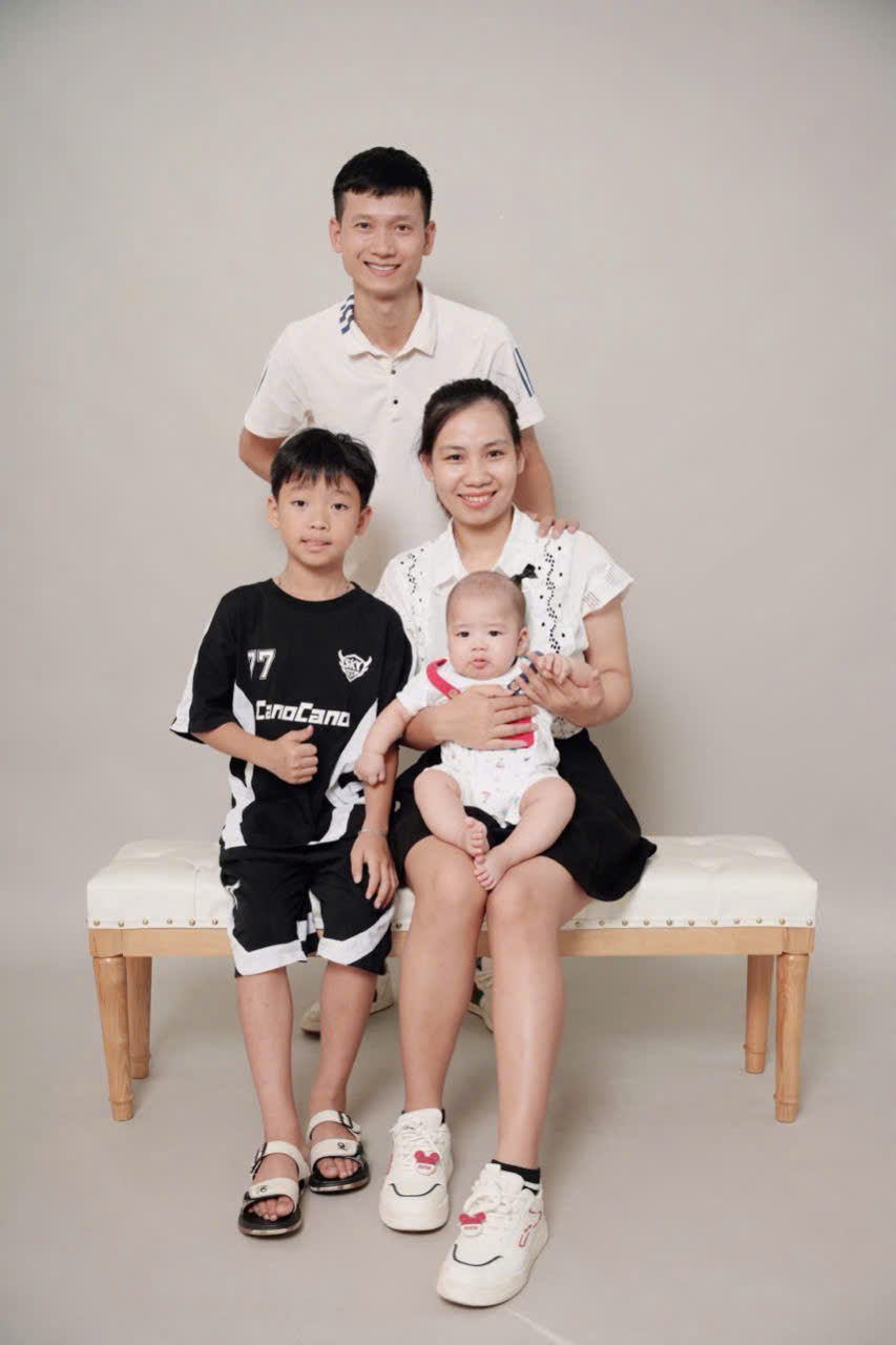 Vợ chồng chị Thảo cùng 2 con. Ảnh: Nhân vật cung cấp