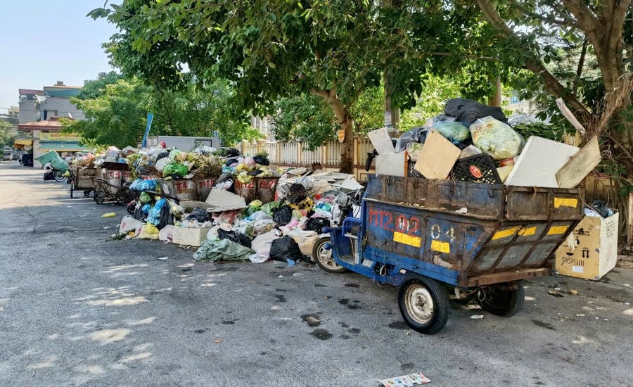 There are times when garbage is congested, piled up in piles and stretches right in front of the Thanh Hoa Provincial Labor Culture House, causing environmental pollution. Photo: Quach Du