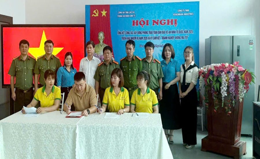 El sindicato de base y representantes de la empresa firman un compromiso para construir una "Empresa libre de drogas". Foto: Huyền Thúy