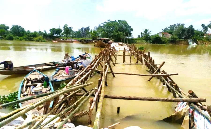 Every year, Da Nang spends from 3-4 billion VND to build temporary dams to prevent saltwater intrusion to save thousands of hectares of rice downstream of Vinh Dien. Photo: Hoang Bin