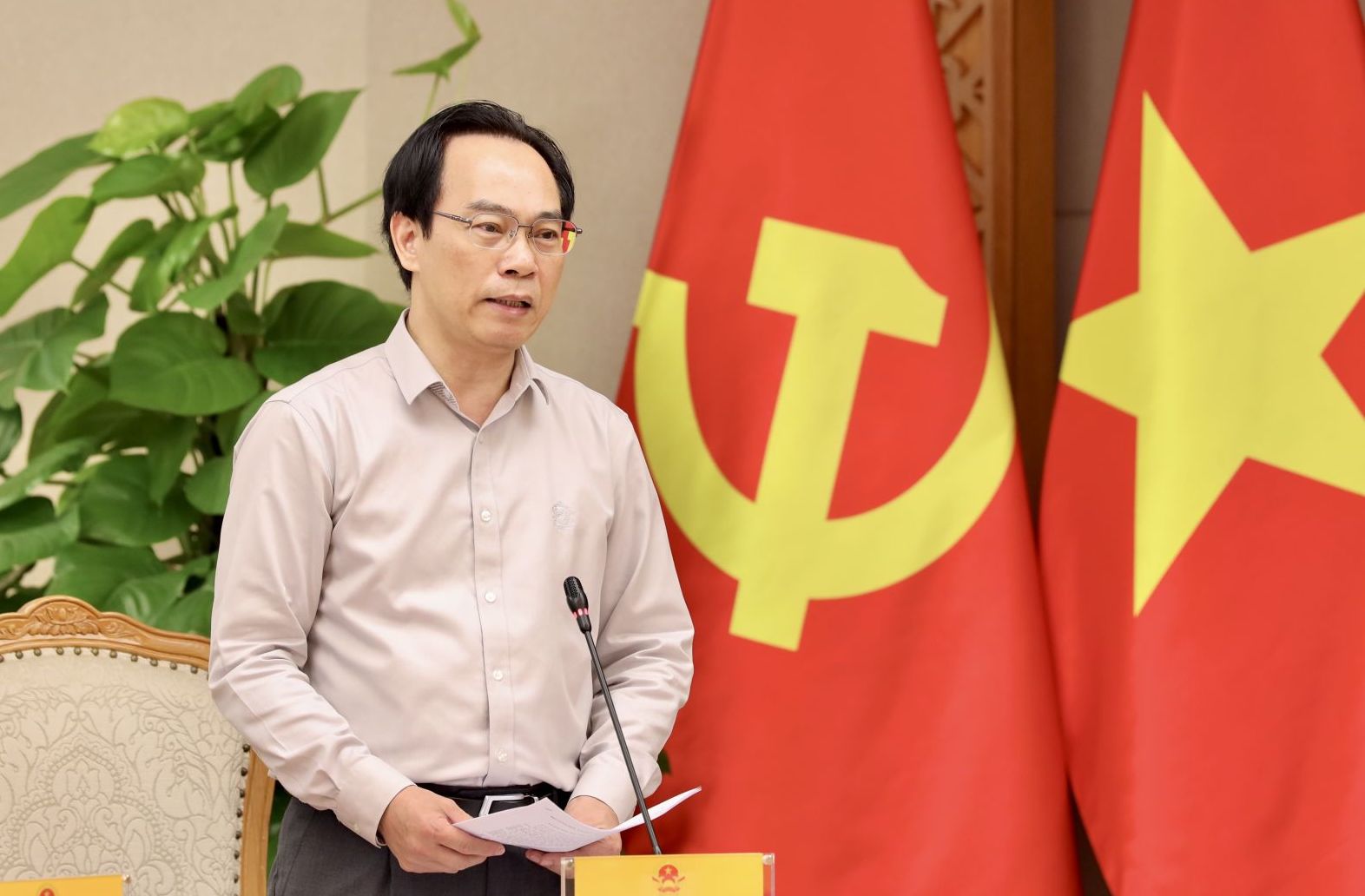 Minister Hoang Minh Son said that the Ministry of Education and Training is promoting digital transformation, researching and developing AI tutoring applications to support students' self-study, contributing to reducing extra learning pressure and improving learning efficiency. Photo: MOET
