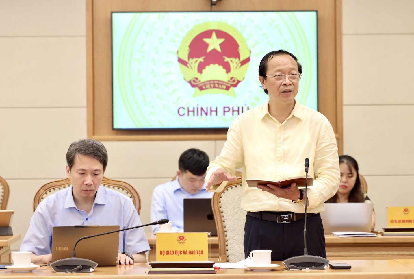 Thứ trưởng Thường trực Bộ GDĐT Phạm Ngọc Thưởng trao đổi tại buổi làm việc. Ảnh: MOET  