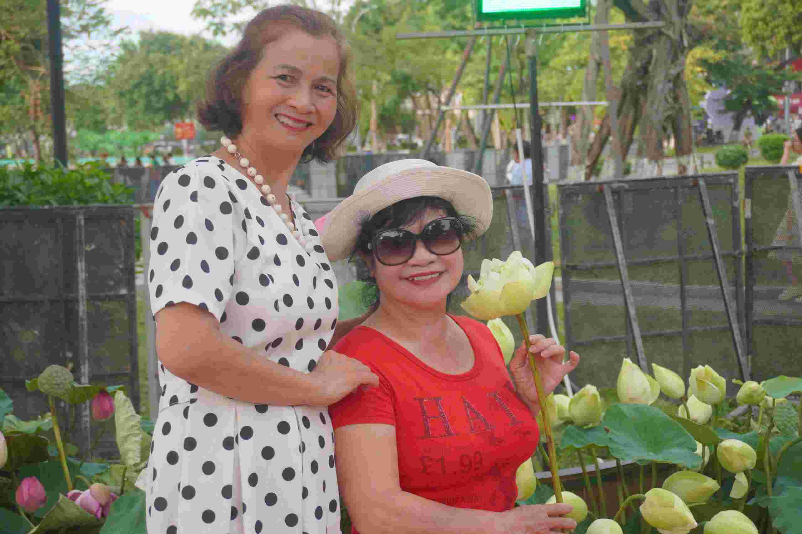Người dân tranh thủ đến chụp ảnh với đầm sen nhân tạo. Ảnh: Đình Sáng