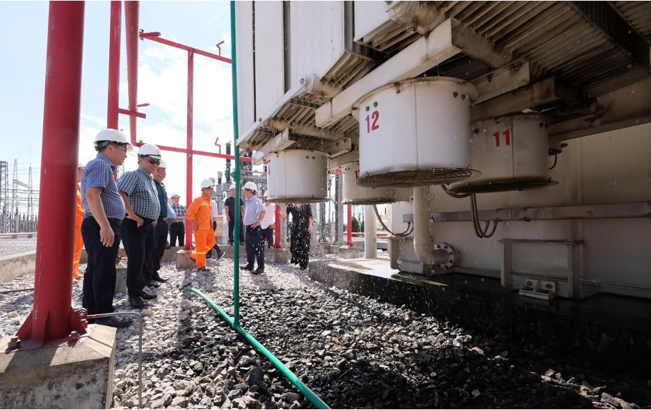 Lực lượng vận hành TBA 500kV Nho Quan đã phải phun nước làm mát các MBA vào trưa ngày 23.6. Ảnh: Bộ Công thương