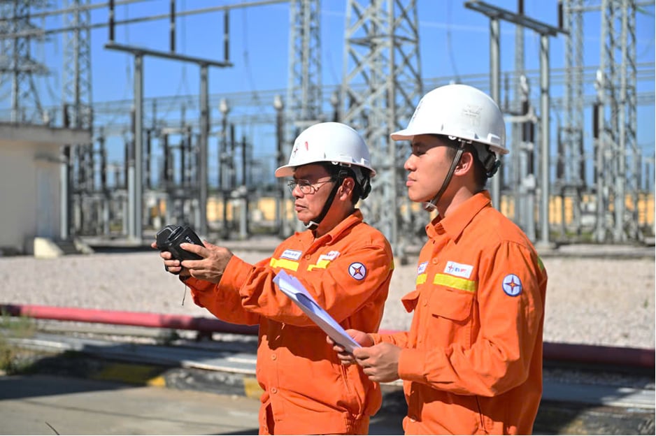 Thermal imaging work at the 500kV West Hanoi substation at noon on June 24. Photo: Tuyet Lan