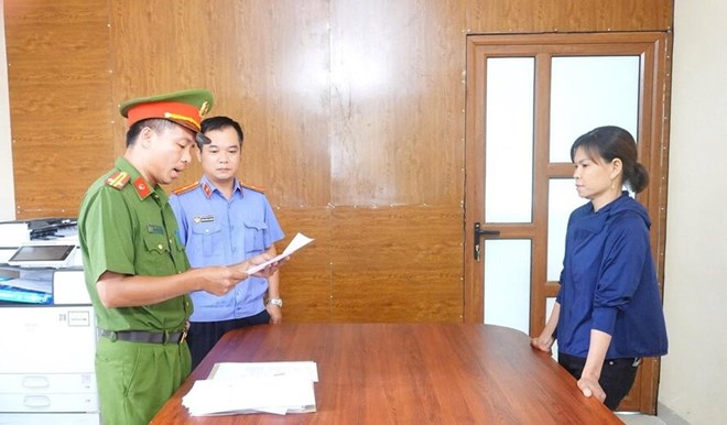 Khởi tố người phụ nữ dùng vòi xịt chảy máu mắt người bán rau ở Phú Thọ
