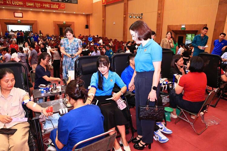 Phu Ninh Commune Trade Union actively responds to the voluntary blood donation day "Giot hong Dat To" 2026. Photo: Provided by unit