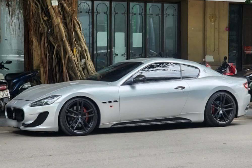 Maserati GranTurismo Sport with an exterior changed from yellow to silver attracts attention when appearing on the streets of Hanoi. Photo: Minh Long