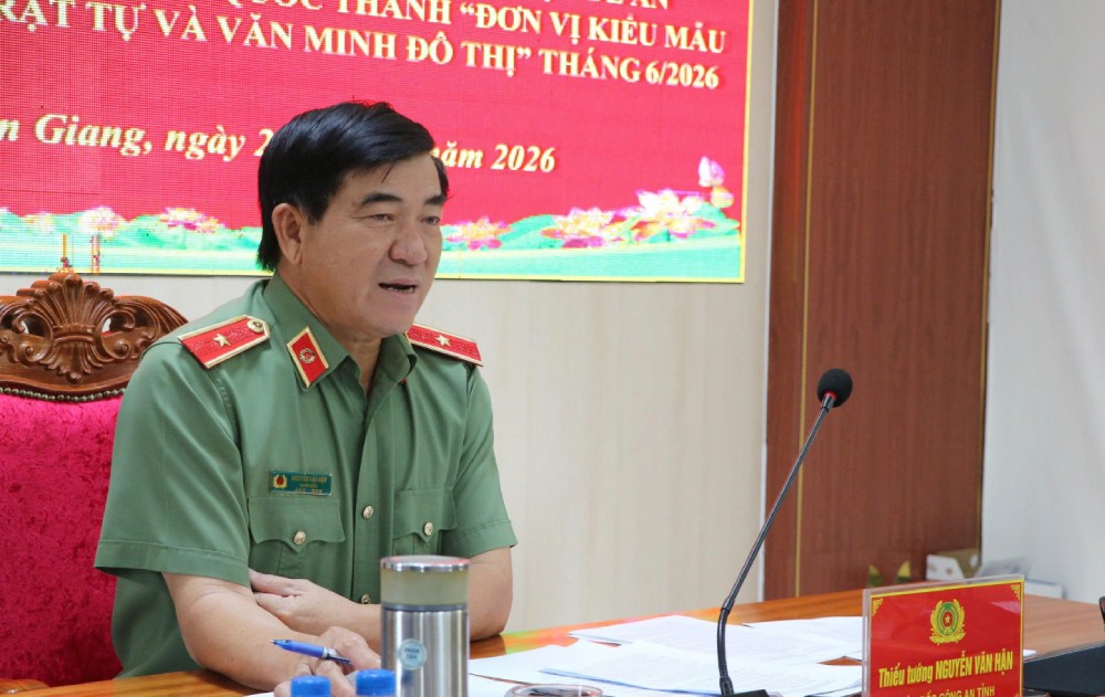 Thiếu tướng Nguyễn Văn Hận, Giám đốc Công an tỉnh An Giang phát biểu tại hội nghị. Ảnh: Tiến Dũng