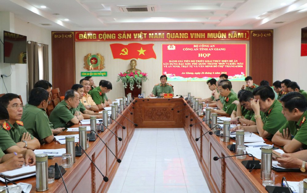 The Police force continues to strengthen local management and subject management. Photo: Tien Dung