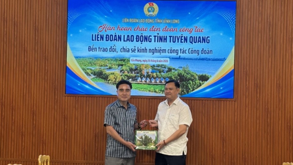 Representatives of the Labor Federations of the two provinces present souvenirs, strengthening the connection between trade union organizations of the two localities. Photo: Hoang Loc