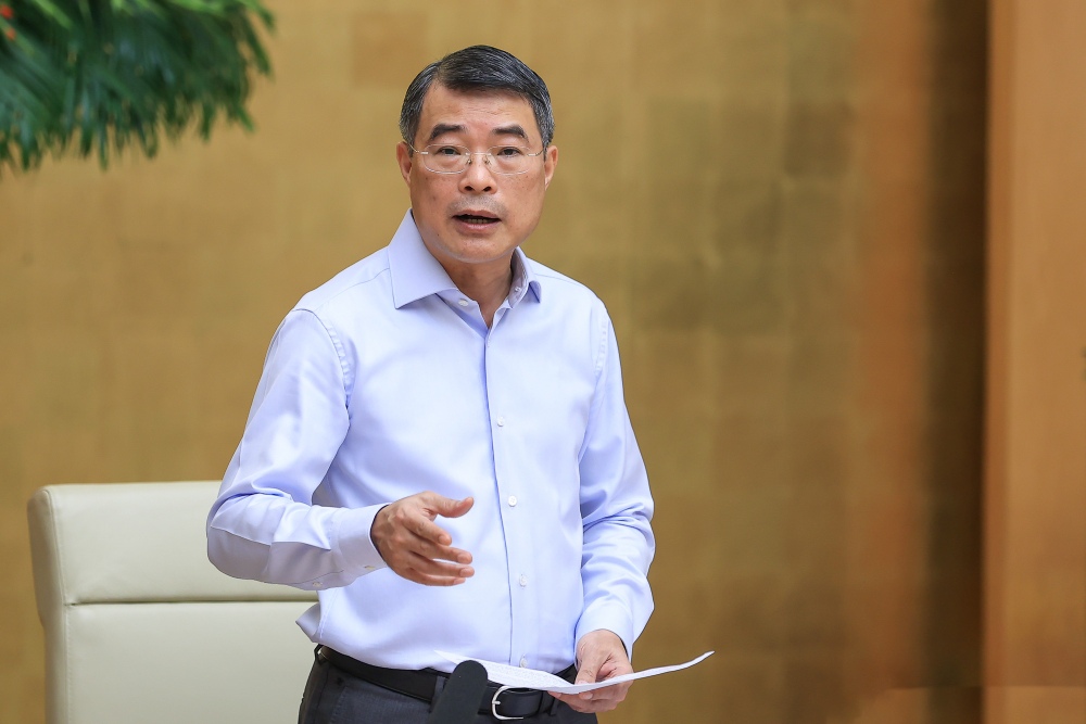 Politburo member, Prime Minister Le Minh Hung requested not to push difficulties for people and businesses in policy design and law-making. Photo: VGP