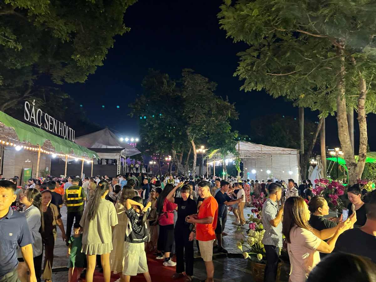 Lễ hội thu hút đông đảo du khách đến tham quan, khám phá. Ảnh: Chí Long