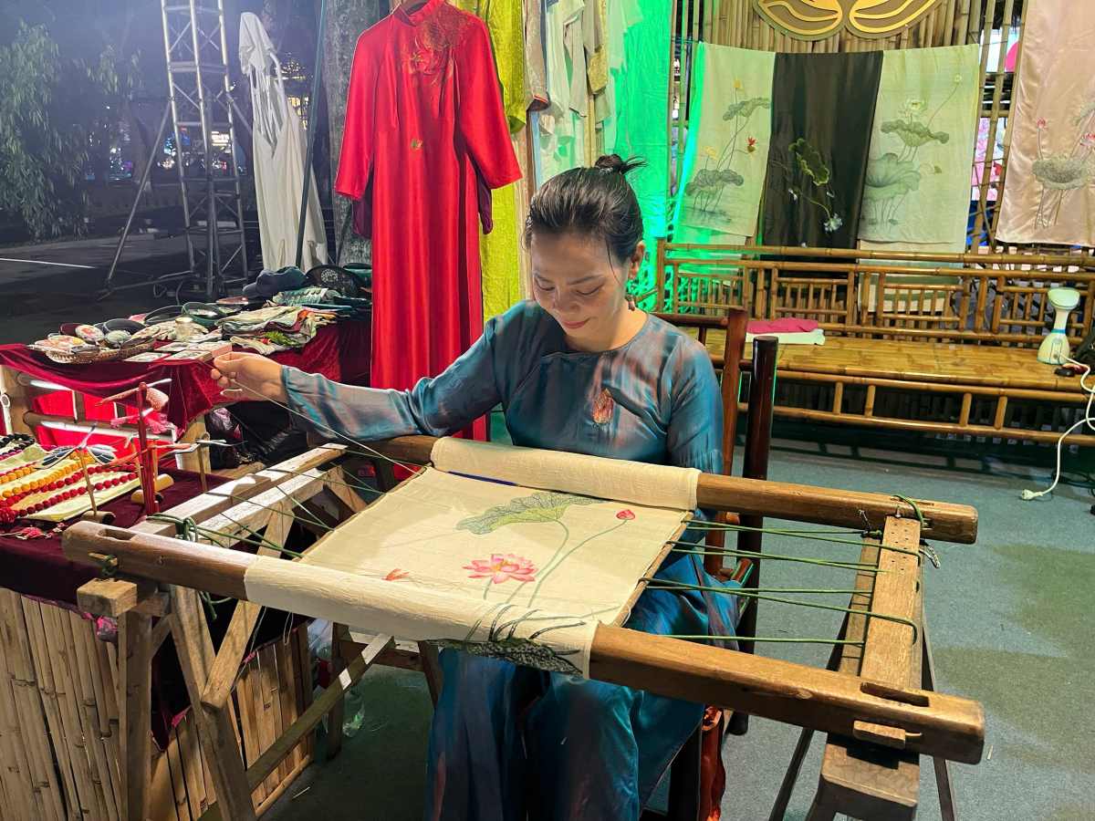 Tận mắt chứng kiến nghệ nhân làm ra những sản phẩm lụa, thêu, mỹ nghệ từ sen. Ảnh: Chí Long