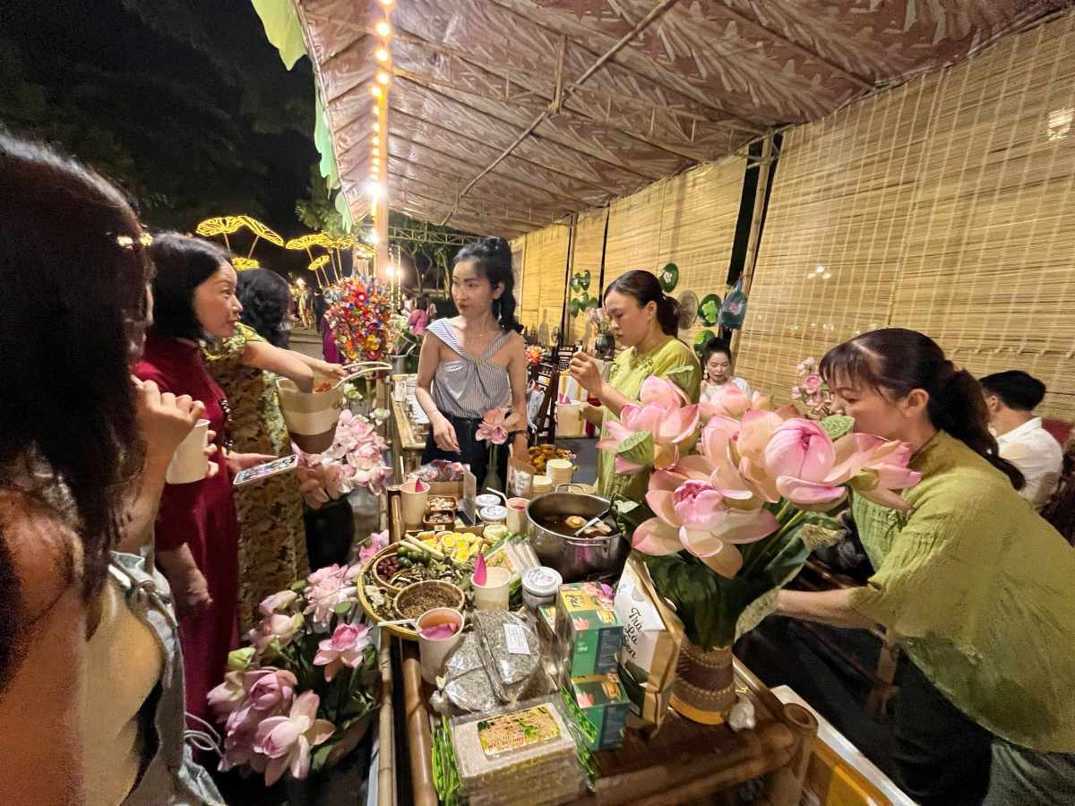Du khách được thưởng thức trà sen và các sản phẩm làm từ sen. Ảnh: Chí Long