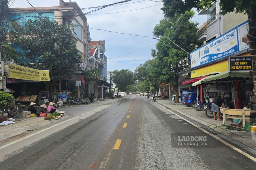 Tuyến đường qua khu vực chợ Thanh Đình. Ảnh: Tô Công