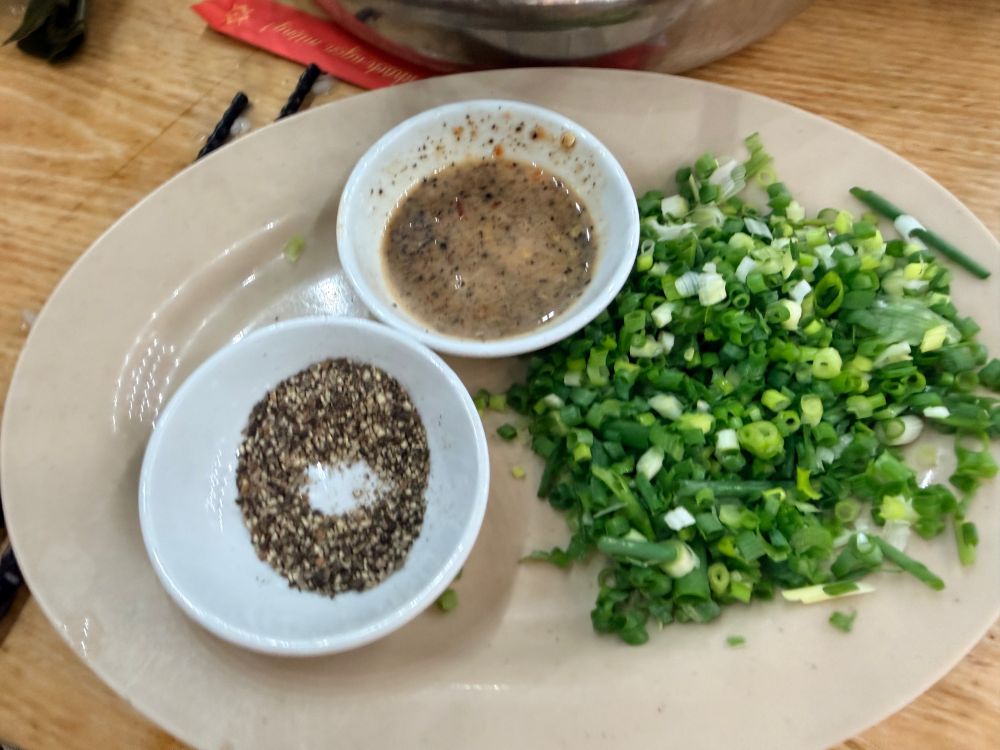 Phần rau thơm và gia vị để ăn kèm cùng cháo cua hoàng đế. Ảnh: Minh Trang.