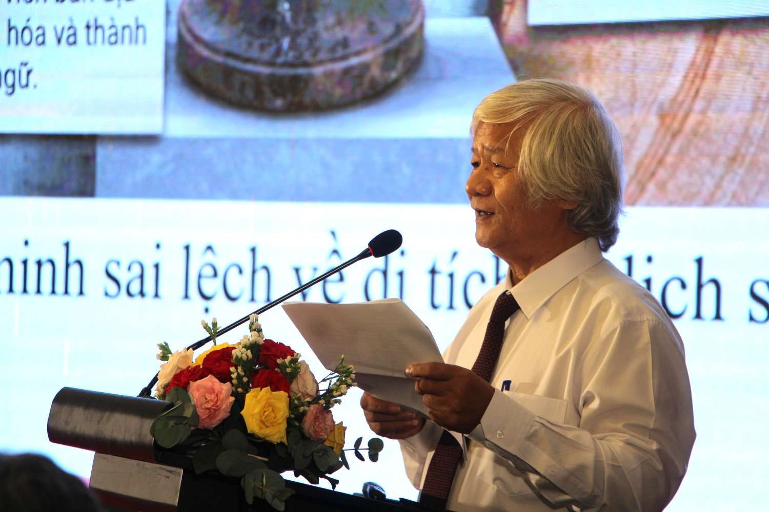 PGS.TS Phan Quốc Anh - Nguyên Giám đốc Sở Văn hóa, Thể thao và Du lịch Ninh Thuận chia sẻ những điểm nghẽn trong phát triển văn hóa Chăm hiện nay. Ảnh: Phương Linh
