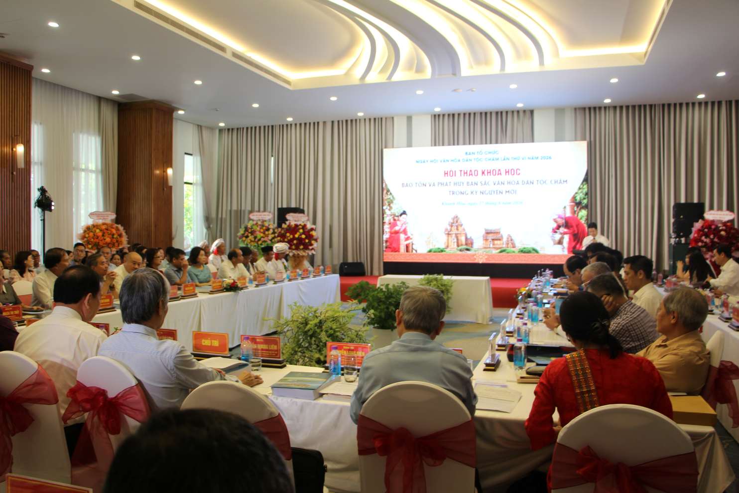 The conference received attention and contributions from experts, scientists... to propose solutions to promote Cham cultural values in the new period. Photo: Phuong Linh