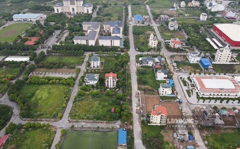 People need to register land changes on time after receiving land use rights transfer. Photo: Phan Anh