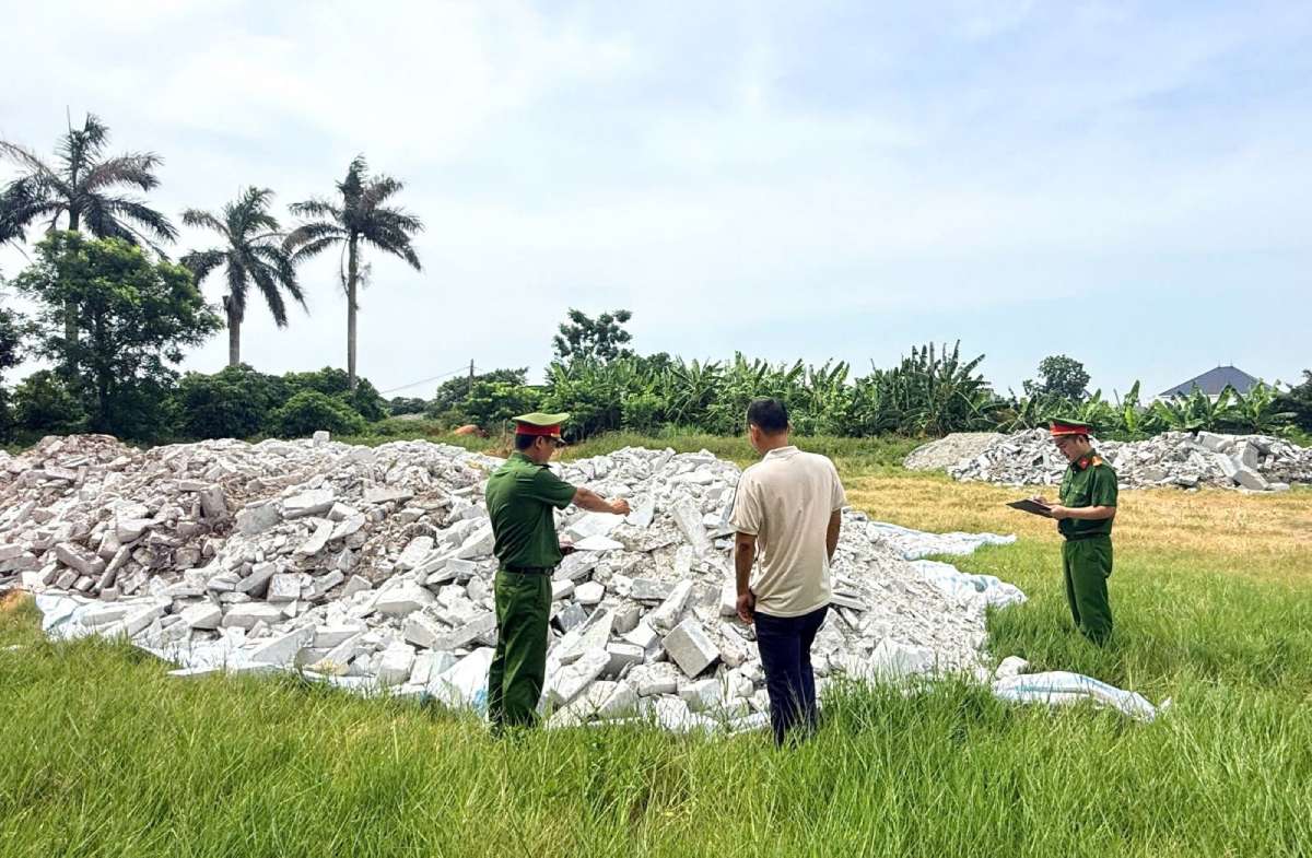 Lực lượng chức năng kiểm tra cơ sở sản xuất đá mỹ nghệ T.H. Ảnh: Công an Ninh Bình