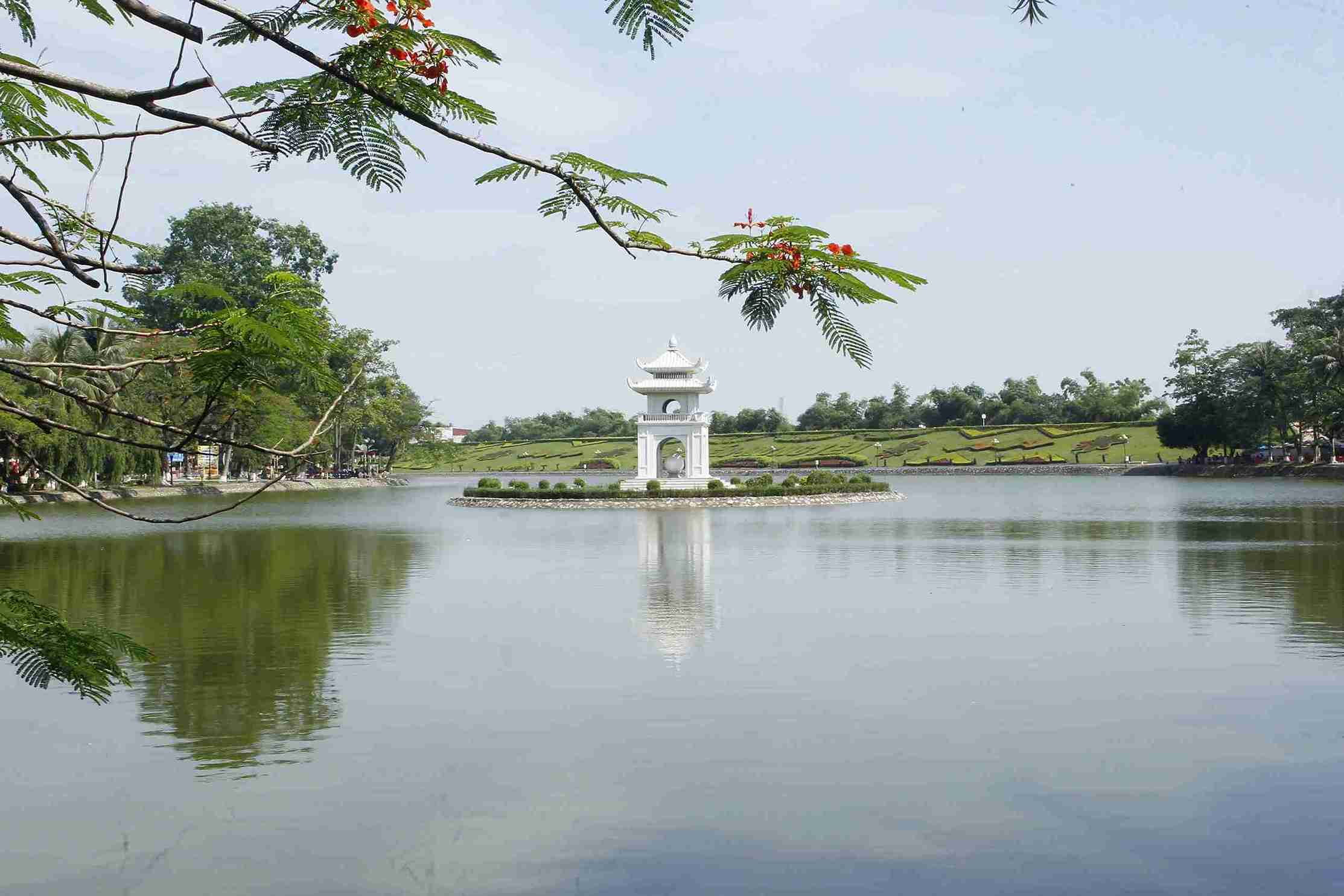 Ban Nguyet Lake is a landscape highlight associated with the cultural and historical space of the Pho Hien relic complex. Photo: Mai Huong