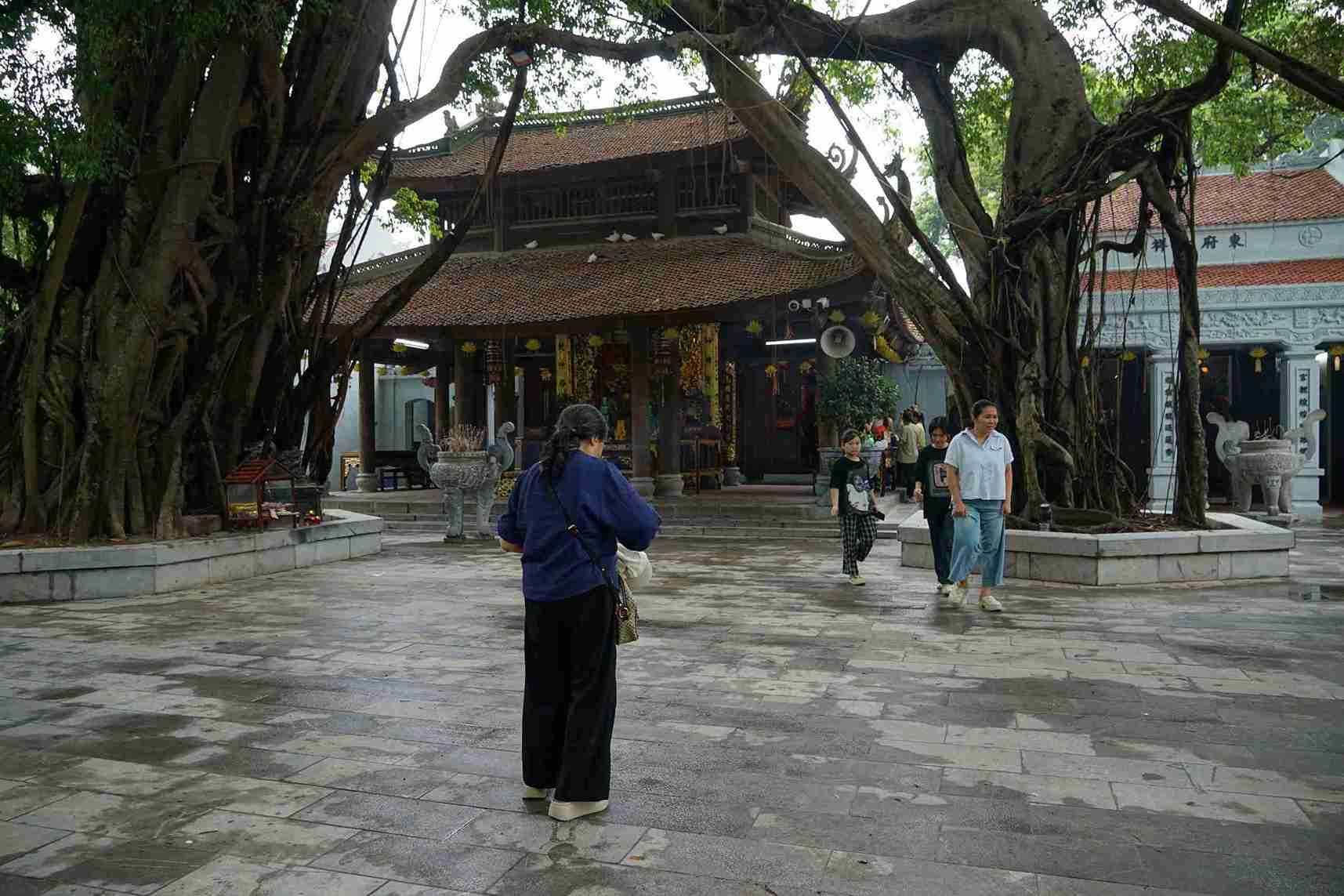 Công tác tôn tạo cảnh quan xung quanh giúp làm bật lên vẻ đẹp vượt thời gian của cổng đền Mẫu và bóng cây rợp mát. Ảnh: Mai Hương