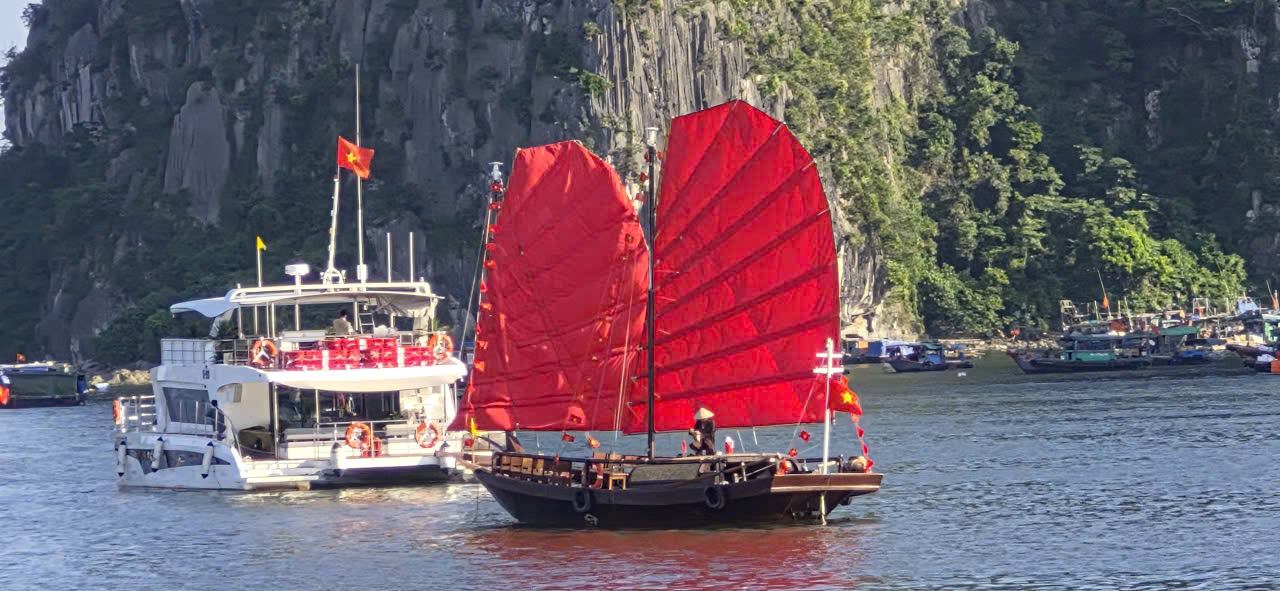 Tour thuyền buồm ba vách trên vịnh Hạ Long được kỳ vọng sẽ đem đến cho du khách những trải nghiệm đặc biệt. Ảnh: Nguyễn Hùng