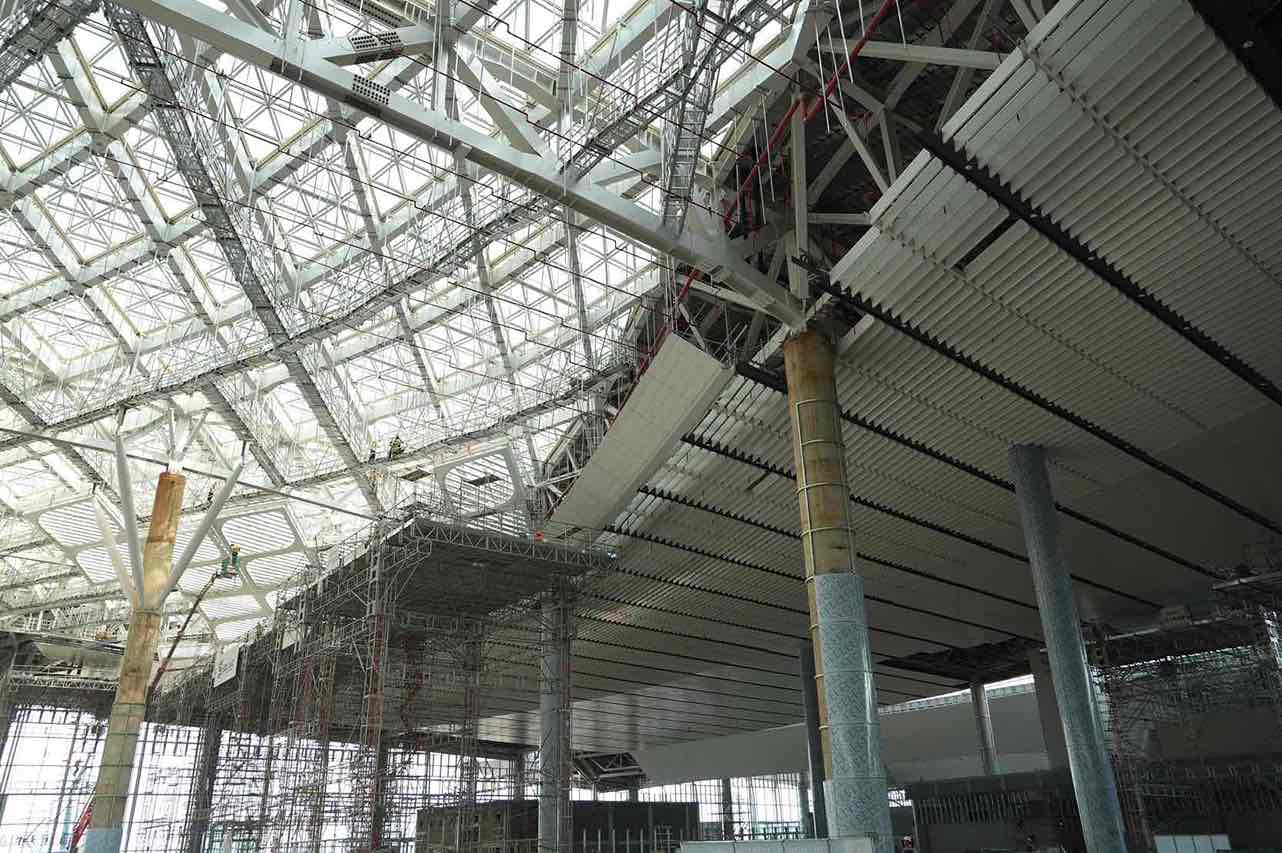 Cán bộ, kỹ sư, người lao động được huy động khẩn trương thi công dự án. Ảnh: HAC 