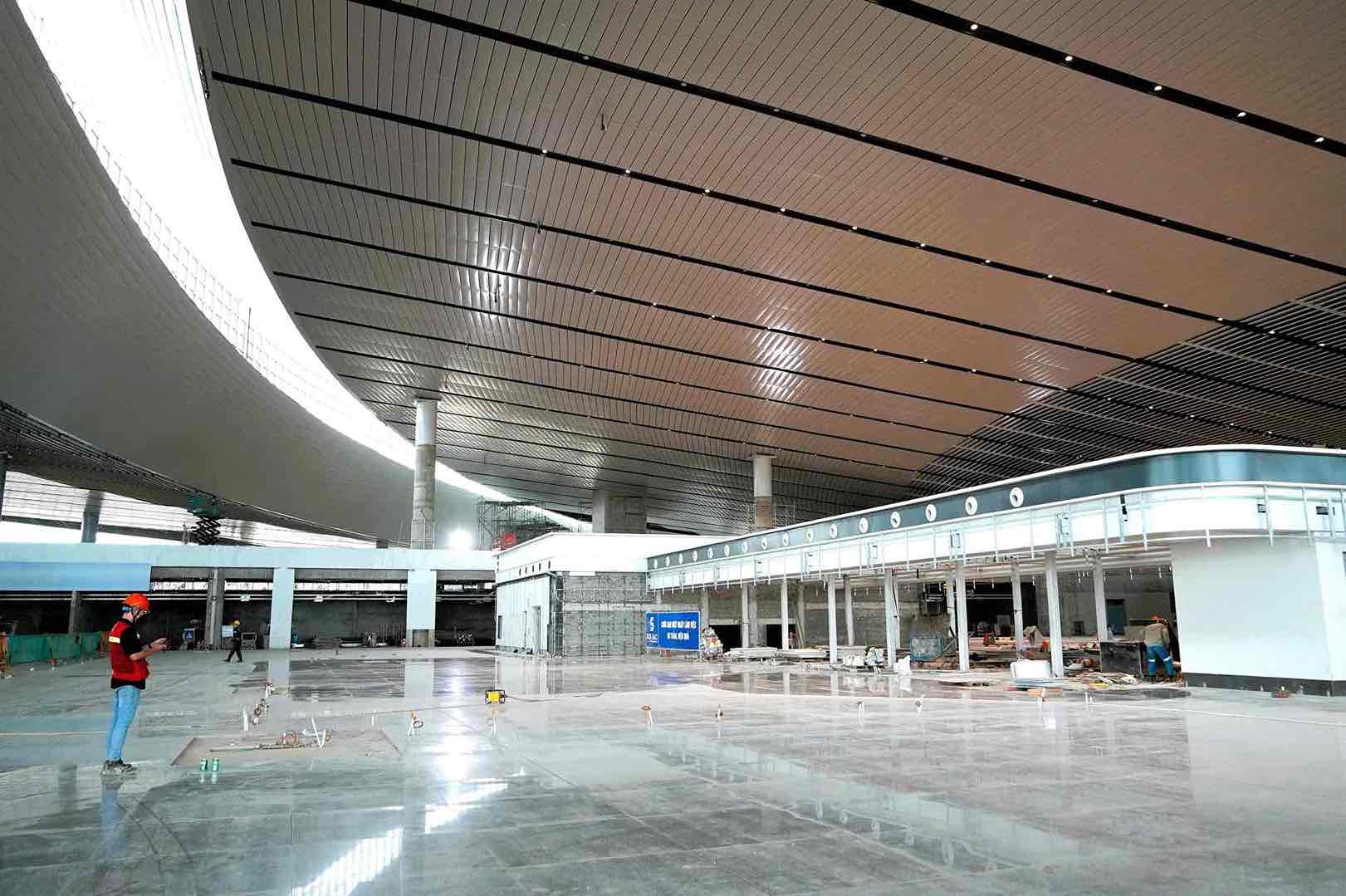 The ceiling system of Long Thanh airport passenger terminal is being completed. Photo: HAC