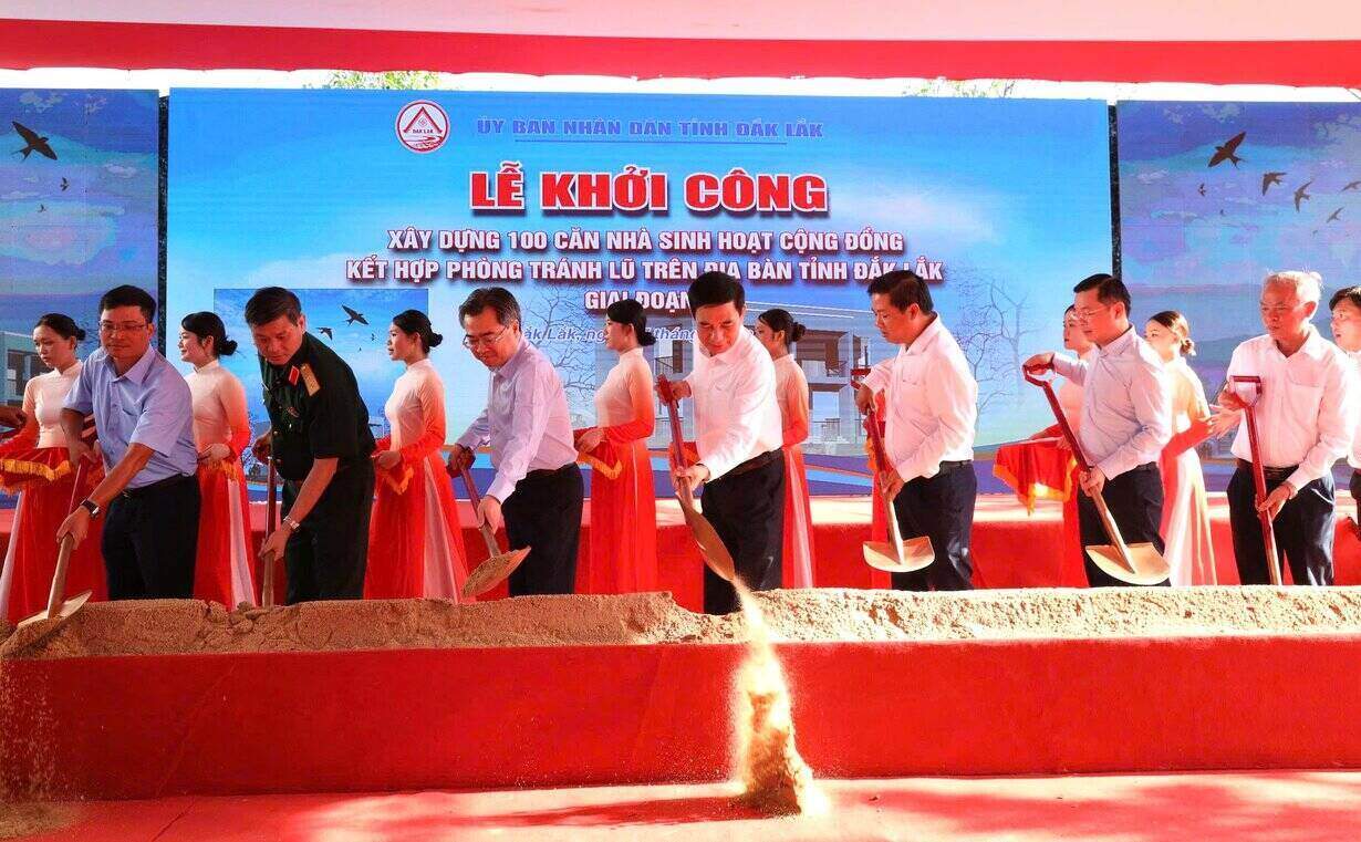 Các đại biểu động thổ, triển khai dự án. Ảnh: Bảo Trung