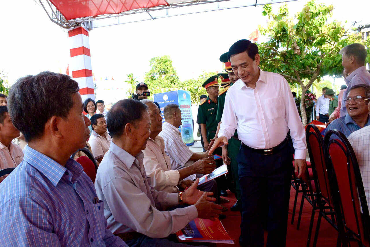 Đại tướng Phan Văn Giang thăm hỏi sức khỏe người dân trên địa bàn. Ảnh: Đặng Văn