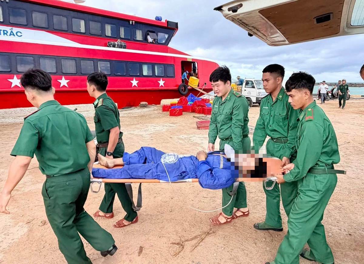 Functional forces promptly rescued a crew member in a coma due to gas poisoning while near Phu Quy island. Photo: Border Guard