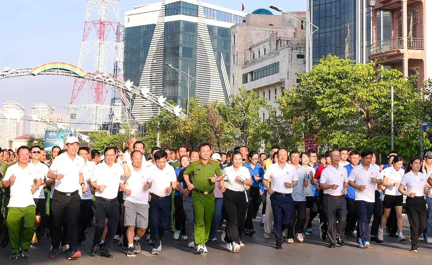 Delegates from Nghe An province participate in the "United determination to build communes and wards without drugs" response run. Photo: Nguyen Khanh
