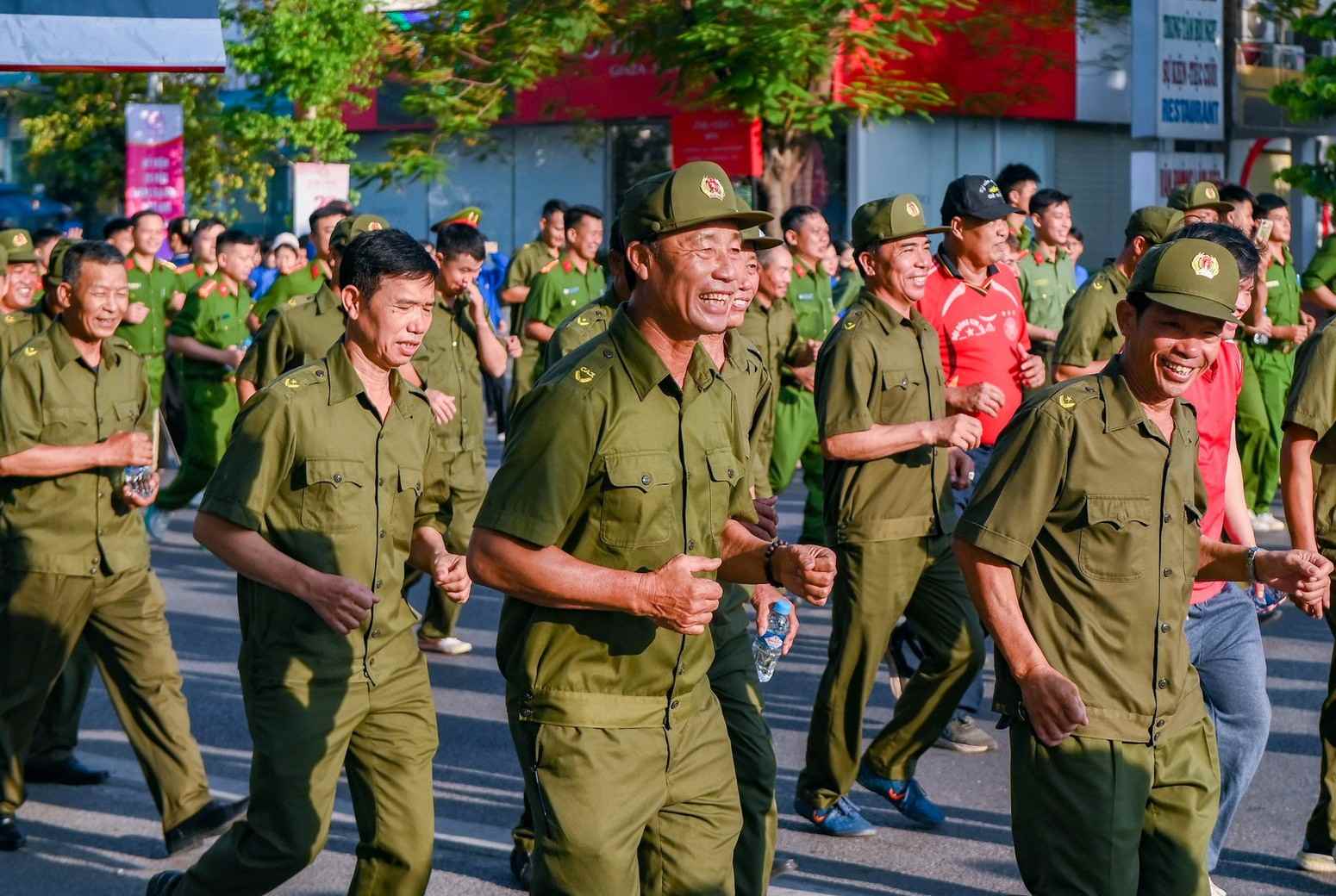 Cán bộ, chiến sĩ, lực lượng an ninh, trật tự ở cơ sở và đoàn viên, thanh niên tham gia chạy hưởng ứng. Ảnh: Nguyễn Khánh