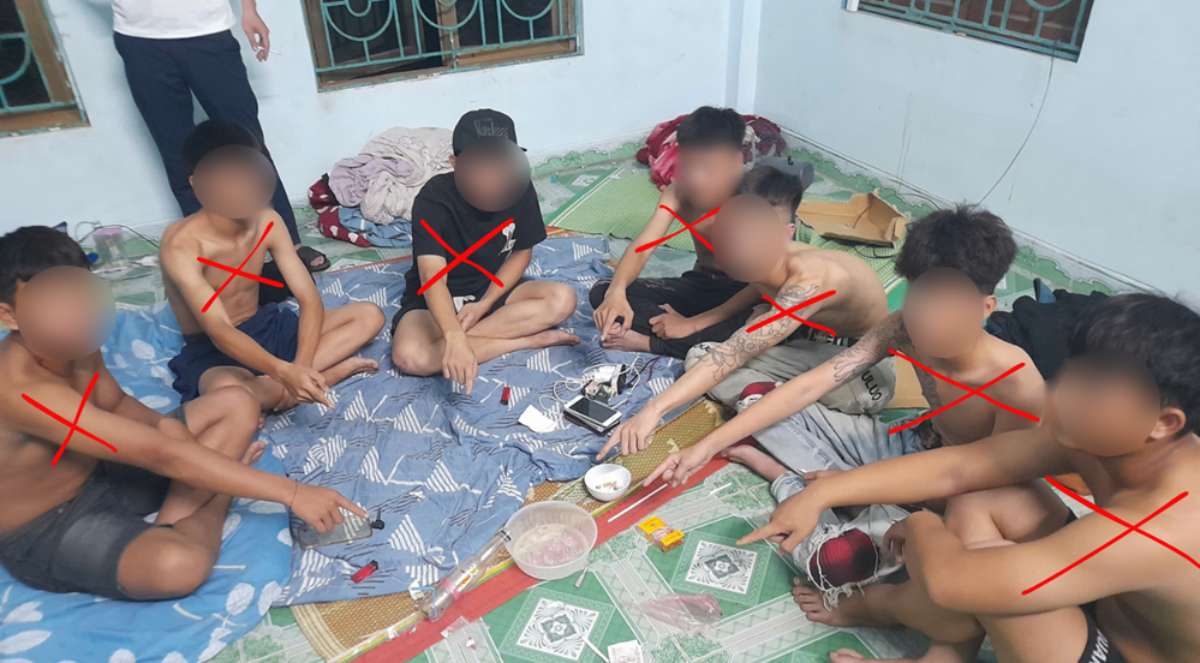 Hiện trường nhóm đối tượng tổ chức sử dụng trái phép chất ma túy khi bị bắt quả tang. Ảnh: Công an Ninh Bình