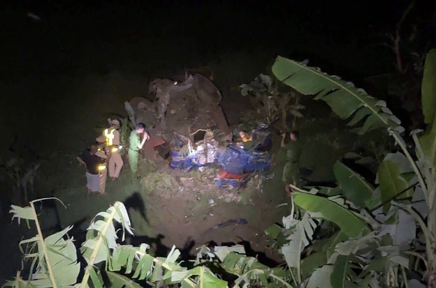 A truck plunged into a ravine at dawn in Son La, killing and injuring 3 people. Photo: Son La Police